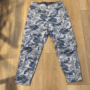 NWT Patagonia Hampe rock pants – regular size 10. Jogger style blue aloha print.